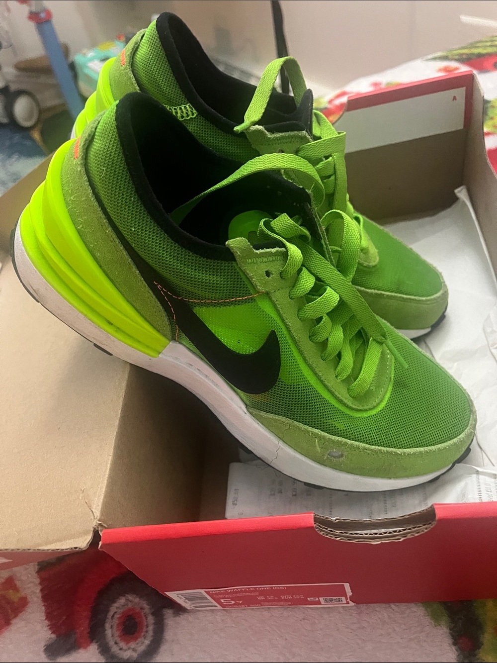 Nike Kids Neon Green and Black Low-Top Sneakers